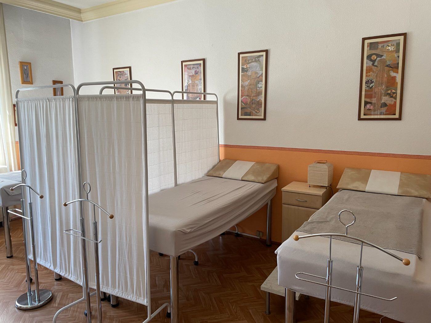 Kezelőhelyiség paravánokkal elválasztott ágyakkal